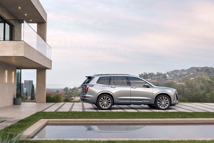 Cadillac XT6 2020 có hai phiên bản Premium Luxury FWD và XT6 Sport nhưng cả hai đều được trang bị động cơ 3.6 lít sản sinh công suất 310 mã lực và mô-men xoắn cực đại 373Nm. Sức mạnh gửi tới các bánh xe thông qua hộp số tự động 9 cấp và dẫn động cầu trước, hệ dẫn động 4 bánh toàn thời gian là tùy chọn.