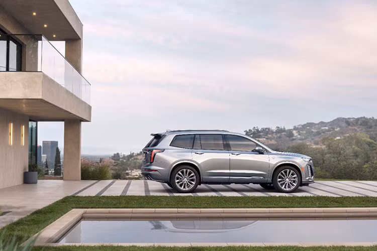 Cadillac XT6 2020 có hai phiên bản Premium Luxury FWD và XT6 Sport nhưng cả hai đều được trang bị động cơ 3.6 lít sản sinh công suất 310 mã lực và mô-men xoắn cực đại 373Nm. Sức mạnh gửi tới các bánh xe thông qua hộp số tự động 9 cấp và dẫn động cầu trước, hệ dẫn động 4 bánh toàn thời gian là tùy chọn.