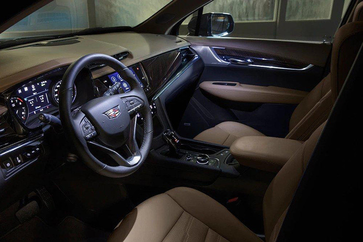 Đối với nội thất, XT6 mới có 4 lựa chọn màu khác nhau. Cadillac cũng cung cấp cho XT6 nhiều gói nâng cấp như gói Premium Package trị giá 4.900 USD (khoảng114 triệu đồng), bổ sung nhiều tính năng bao gồm: trần xe da lộn sợi siêu nhỏ, thảm sàn cao cấp ở cả khoang trước và sau, kiểm soát giảm xóc khung, hệ thống treo hiệu suất...