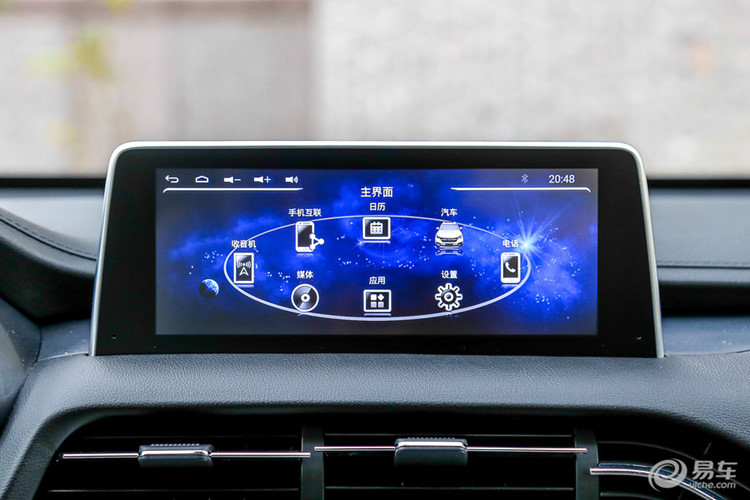 Trung tâm của mặt táp-lô là màn hình cảm ứng LCD 8,8 inch dành cho hệ thống thông tin giải trí và khu vực chỉnh điều hòa. Vô lăng và cụm điều khiển trung tâm của mẫu SUV 6 chỗ này có thiết kế giống Porsche. Nội thất của Zotye T500 bản 6 chỗ mới có 3 tùy chọn màu là đen, be và nâu.