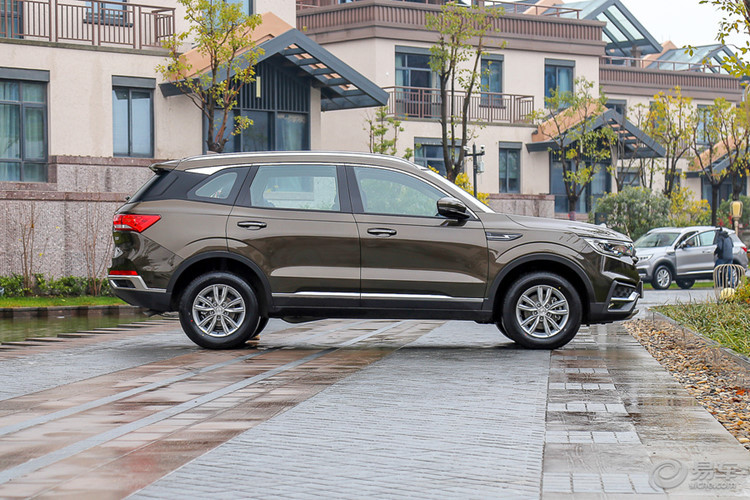 Về kích thước, chiếc xe SUV giá rẻ nhưng đầy "sang chảnh" Zotye T500 2018 sở hữu chiều dài 4.632 mm, rộng 1.850 mm, cao 1.695 mm và chiều dài cơ sở 2.700 mm. Với kích thước này, Zotye T500 thuộc phân khúc SUV cỡ C, tương tự Honda CR-V hay Nissan X-Trail.