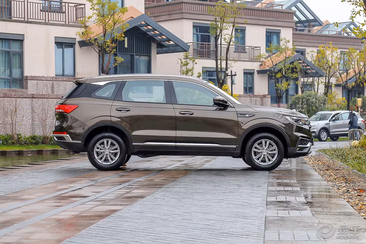Về kích thước, chiếc xe SUV giá rẻ nhưng đầy "sang chảnh" Zotye T500 2018 sở hữu chiều dài 4.632 mm, rộng 1.850 mm, cao 1.695 mm và chiều dài cơ sở 2.700 mm. Với kích thước này, Zotye T500 thuộc phân khúc SUV cỡ C, tương tự Honda CR-V hay Nissan X-Trail.