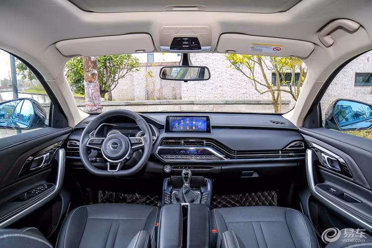 Ngay cả thiết kế nội thất của Zotye T500 bản 6 chỗ cũng không có nhiều điểm mới. Mẫu SUV 6 chỗ này tiếp tục sử dụng mặt táp-lô bằng nhựa được thiết kế hình thác nước, các chi tiết trên ghế được bọc da tối màu.