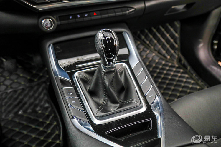 Khi hàng ghế sau gập xuống, khoang hành lý của mẫu SUV Zotye T500 bản 6 chỗ sẽ được tăng thể tích lên 1.155 lít. Con số này nhằm đảm bảo các gia đình có thể mang theo nhiều đồ đạc trong những chuyến đi xa.