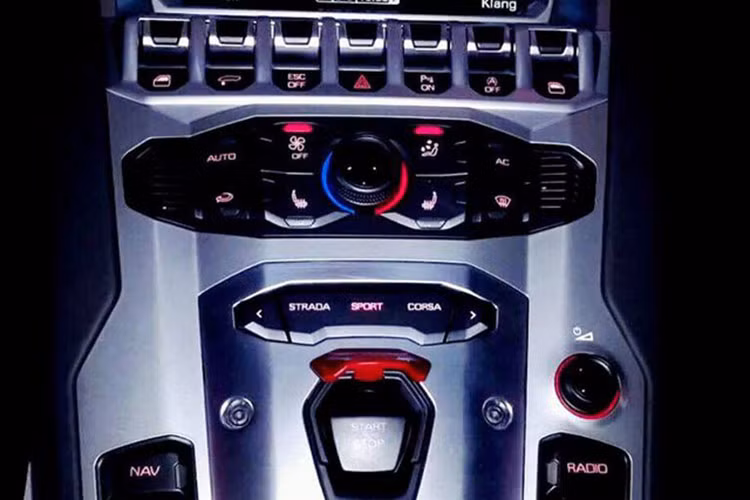 Trên siêu xe mui trần này, bảng điều khiển trung tâm có khá nhiều nút bấm, một màn hình màu ở giữa hiển thị hình ảnh từ camera lùi và thông tin giải trí... Cùng ghế ngồi thế thao và hệ thống trang bị giải trí hiện đại nhất của thương hiệu siêu xe Lamborghini.