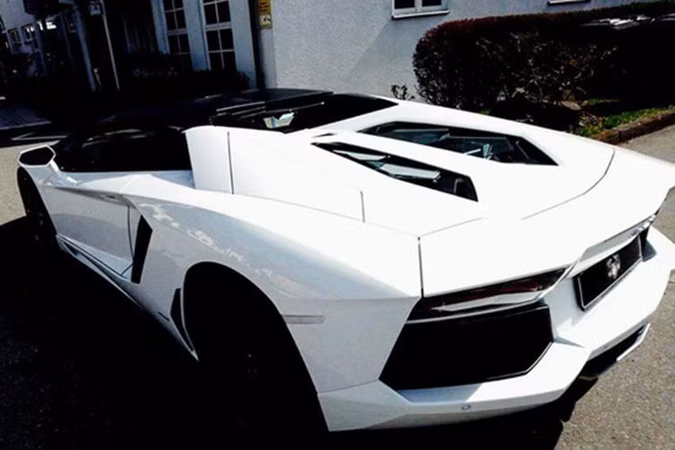 Chiếc siêu xe Lamborghini Aventador mui trần thứ 3 của đại gia Việt được cho quá cảnh tại Hồng Kông trước khi cập bến Việt Nam. Hiện tại thị trường Việt Nam đã có 2 chiếc Lamborghini Aventador mui trần dạo phố, trong đó, chiếc đầu tiên mang ngoại thất đỏ tươi và mới đây đã được chuyển sang ngoại thất nâu. Còn chiếc thứ 2 có bộ áo trắng ngọc trai.