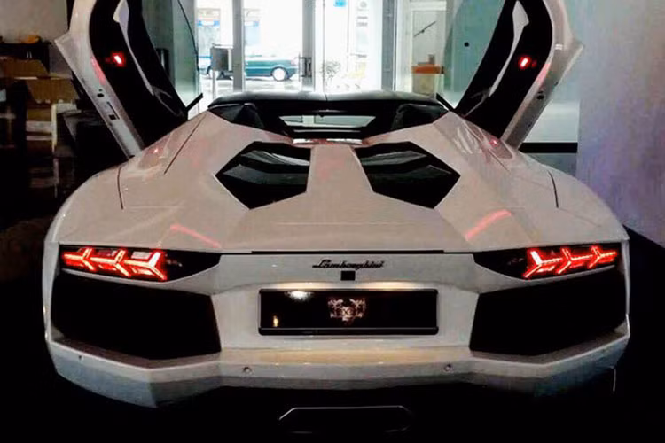 Một điểm bất tiện khi mở mui là hai tấm sợi carbon sẽ chiếm chỗ khoang hành lý. Tuy nhiên đại diện Lamborghini từng nói “Khách hàng của chúng tôi không mua một chiếc xe như thế này để đi mua sắm”. Lốp xe kích thước lớn hơn trên bản coupe. Người dùng có thể tùy chọn vành 21 inch phía sau và 20 inch phía trước.