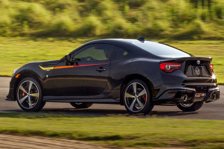 Bên cạnh đó thì thiết kế ngoại thất của mẫu xe Toyota 86 TRD Special Edition này cũng được thay đổi với bộ bodykit TRD bao gồm cản trước, ốp lườn hông xe, bộ khuếch tán gió ở cản sau cùng cánh gió sau to hơn.