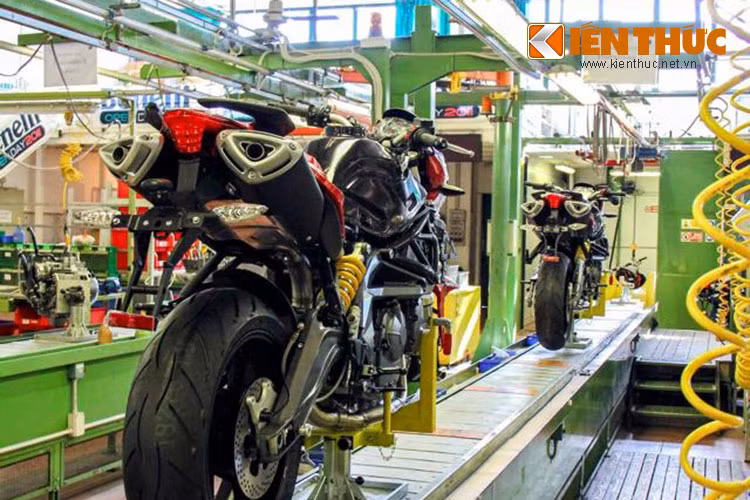 Dây chuyền sản xuất của nó cũng không hề kém cạnh bất kỳ hãng xe đình đám nào trên thế giới.