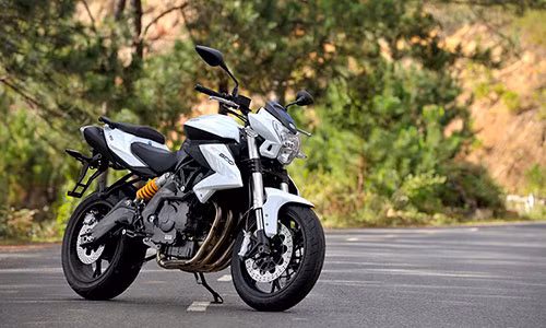 Mẫu BN600i phiên bản 2015 khi về Việt Nam tính tất cả các khoảng thuế có mức giá bán dự kiến dưới 200 triệu đồng. Đây là mẫu xe phân khối lớn có giá bán rẻ nhất Việt Nam hiện nay ở phân khúc tầm trung 600-700cc.