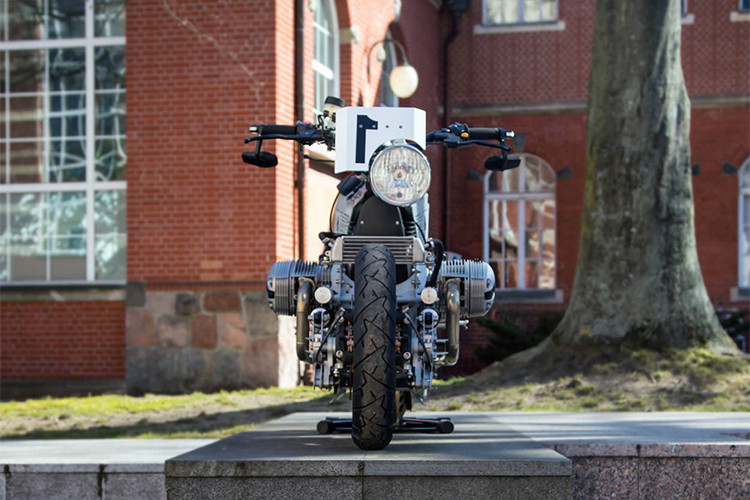 Bản vẻ phác thảo ban đầu của chiếc xe được Jack Watkins xử lý dạng đồ họa trên máy tính, Các bộ phận riêng biệt của xe mua từ các nhà cung cấp trên mạng và thực hiện tại xưởng độ Mateusz Kozlowski.