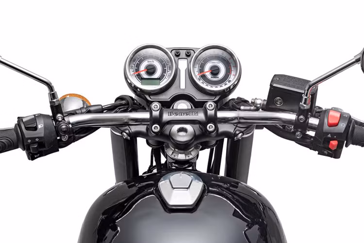 Dù được thiết kế và sản xuất trong Thế kỷ XXI, tuy nhiên những trang bị hiện đại duy nhất của Imperiale 400 chỉ là phanh ABS, hệ thống phun xăng điện tử và màn hình nhỏ trên bảng đồng hồ.