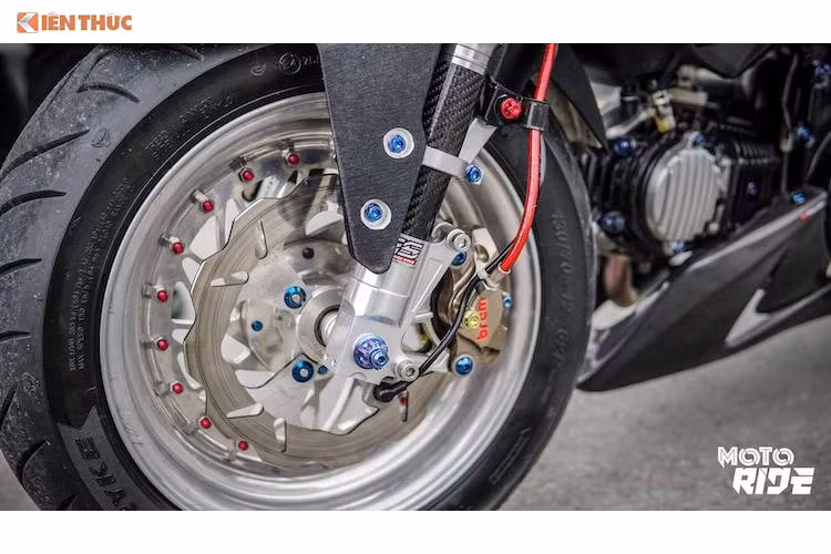 "Dàn chân" trước của xe đã được thay thế với mâm 12 inch hợp kim nhôm thiết kế nhiều nan bắt mắt, đi kèm lốp Avon Viper Stryke 130/70/17. Hệ thống phanh trước khá "khủng" với heo Brembo Billet 2 pis đối xứng và đĩa Galfer.