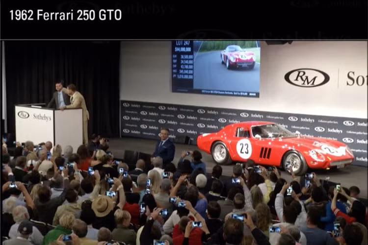 Đáng chú ý là trải qua hàng chục năm, tuy nhiên siêu xe nhà Ferrari này vẫn được giữ gìn gần như nguyên bản các chi tiết. Những chiếc siêu xe cổ như Ferrari 250 GTO giờ đây luôn được các đại gia tìm mua để sưu tầm cũng như thêm vào bộ sưu tập xe hàng hiếm của mình.