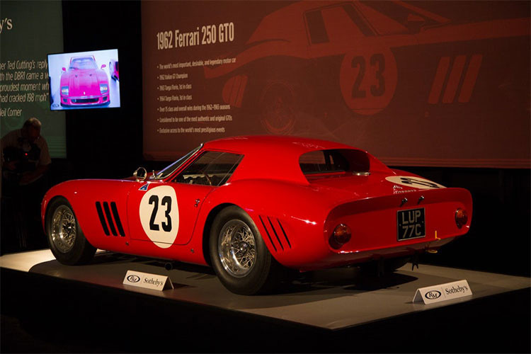 Ferrari 250 GTO mang số 3413 có màu sơn màu đỏ cùng con số 23 màu đen trên nền sơn trắng xuất hiện ở nắp capô trước và 2 bên hông xe. Bên trong khoang lái siêu xe cổ Ferrari 250 GTO này còn có ghế ngồi cùng dây đai an toàn đua xe màu xanh nổi bật.