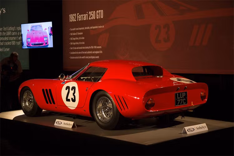 Ferrari 250 GTO mang số 3413 có màu sơn màu đỏ cùng con số 23 màu đen trên nền sơn trắng xuất hiện ở nắp capô trước và 2 bên hông xe. Bên trong khoang lái siêu xe cổ Ferrari 250 GTO này còn có ghế ngồi cùng dây đai an toàn đua xe màu xanh nổi bật.