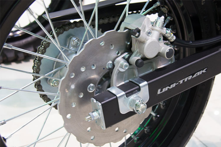 Bên cạnh đó là cặp niềng dạng nan với bánh căm 17 inch (đời trước là 14 inch), đi cùng với lốp trước cỡ 100/80 và sau là 120/70. Xe trang bị phanh đĩa trước/sau nhưng không tích hợp hệ thống chống bó cứng ABS.