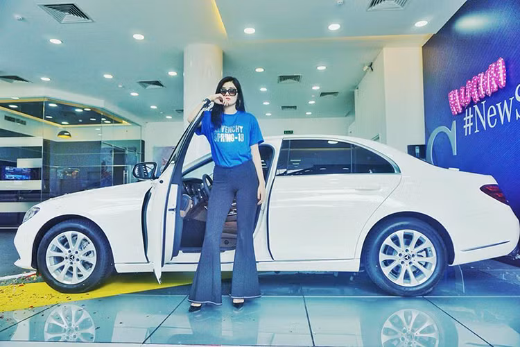 Trong khi Vũ Cát Tường chọn gam màu đen cho chiếc Mercedes-Benz E200 của mình, Hoa hậu Huỳnh Tiên lại chọn màu trắng. Hiện tại, E200 đang được hãng xe sang Đức lắp ráp tại Việt Nam và giá Mercedes-Benz E200 mới là 2,099 tỷ đồng.