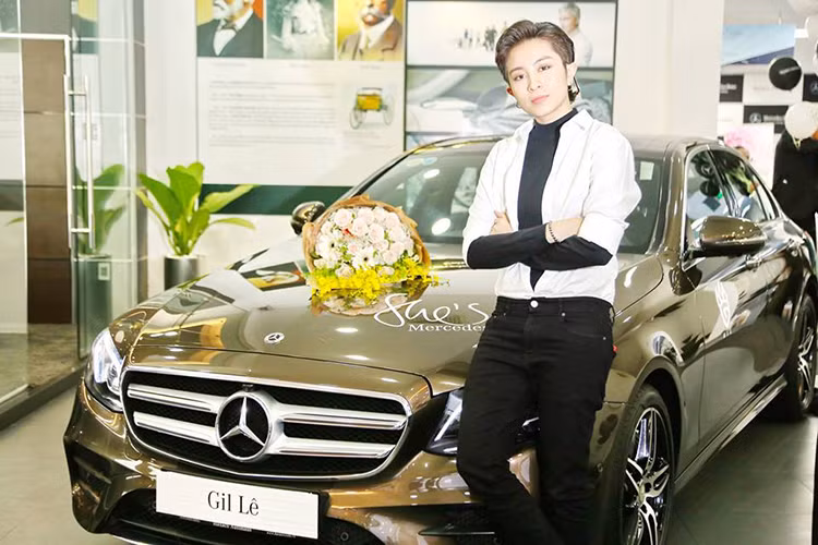 Ca sỹ Gil Lê cũng ghi tên mình trong danh sách sao Việt tậu xe sang tiền tỷ trong năm 2018 bằng việc mua chiếc xe sang Mercedes-Benz E300 AMG giá 2,77 tỷ đồng cận Tết Mậu Tuất. Chiếc Mercedes-Benz E300 AMG của Gil Lê có màu sơn nâu đất.