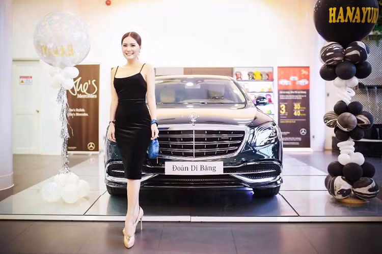 Trong số những sao Việt tậu xe sang tiền tỷ trong năm 2018 - đầu tiên phải kể đến ca sỹ Di Băng, em gái Lý Hải. Cô đã tậu ngay chiếc xe siêu sang Mercedes-Maybach S450 4Matic hơn 7 tỷ đồng trong tháng 2/1018 nhân dịp sinh nhật của mình. Di Băng cũng là một trong những người đầu tiên ở Việt Nam sở hữu dòng xe Mercedes-Maybach S450 4Matic.