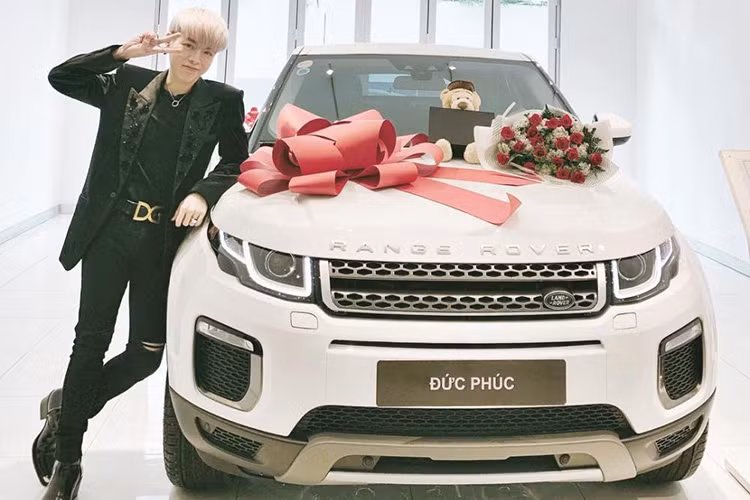 Anh chàng ca sỹ Đức Phúc cũng đã có một năm 2018 khá bận rộn với các dự án âm nhạc của mình, nhờ những điều này - nam ca sỹ 9X đã tậu hẳn cho mình chiếc SUV hạng sang Range Rover Evoque HSE có giá khởi điểm 3,209 tỷ đồng để làm phương tiện di chuyển.