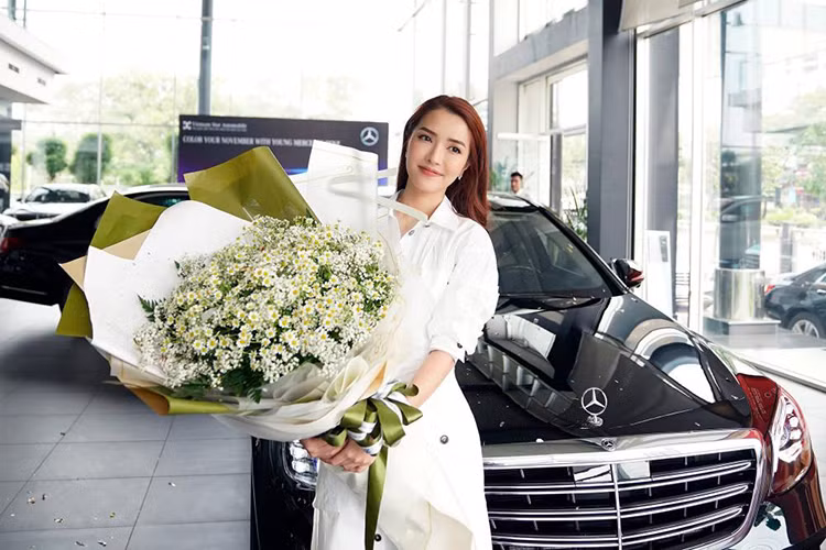 Nữ ca sĩ Bích Phương cũng có năm 2018 đáng nhớ khi tậu xe sang Mercedes-Benz S450L 2018 trị giá hơn 4 tỷ đồng. Chiếc xe sang của "Thánh nữ nhạc sầu" có màu sơn xanh diệp lục hàng hiếm tại thị trường Việt Nam và nội thất trắng sang trọng và đẹp mắt.