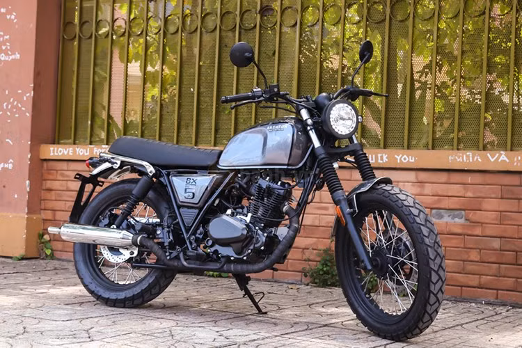 Được chính thức ra mắt thị trường Việt Nam tại sự kiện triển lãm xe máy VMCS 2017 diễn ra hồi đầu tháng 5/2017 vừa qua, hai dòng xe môtô Brixton BX 125 và 150 đã thu hút được rất nhiều sự quan tâm của người tiêu dùng trong nước. Với vẻ ngoài mang đậm phong cách hoài cổ kết hợp cùng một số công nghệ mới, đặc biệt là mức giá "siêu rẻ".