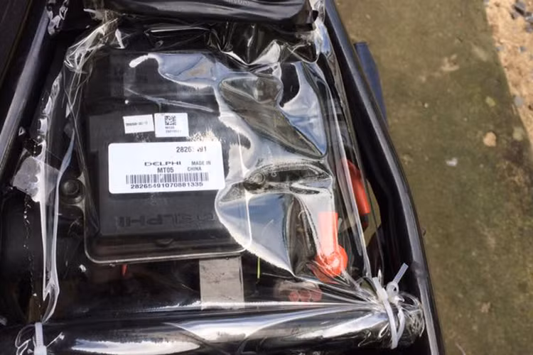 Được quảng cáo là chiếc xe môtô giá rẻ, bền đẹp với chất lượng Châu Âu... nhưng tố chất đơn giản nhất của một chiếc xe máy Brixton đều không có. Ngoài ắc quy là một bộ phận thiết yếu của xe thì phần lớn rơ-le xi-nhan, ECU và chụp bugi trên các xe Brixton dễ ngấm nước và hư hỏng, nhất là trong điều kiện thời tiết mưa nhiều như Việt Nam (Ảnh: một người dùng phải bọc ECU lại để chống thấm nước).