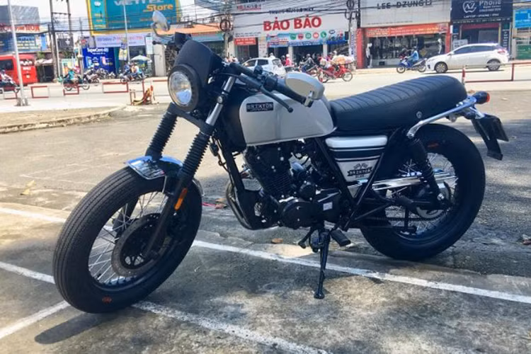 Cụ thể, mặc dù chỉ mới bán ra được vài tháng nhưng những chiếc môtô kiểu dáng hoài cổ với giá bán rẻ có xuất xứ từ Trung Quốc liên tục xuất hiện nhiều lỗi gây khó chịu cho người dùng. Đến mức nhiều khách hàng đã cãi vã với nhau khi tranh luận trên mạng xã hội. Theo phản ánh của những người đã sử dụng thì xe Brixton đều mắc hàng loạt lỗi.