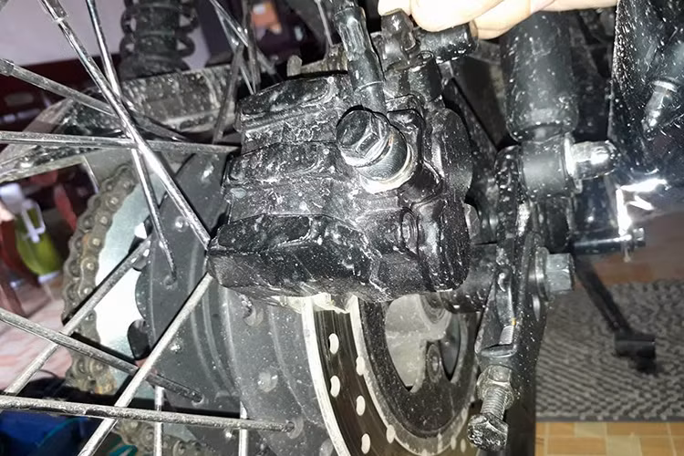 Nhiều người đang sử dụng mẫu xe này cũng "kêu trời" vì phần cùm phanh của xe được bắt khá lỏng lẻo, má phanh và dầu phanh dường như không có sự kết hợp nên chưa đảm bảo khi sử dụng với cường độ cao. Thậm chí, một vài xe còn xuất hiện hiện tượng đĩa phanh bị lệch, gây bó phanh.