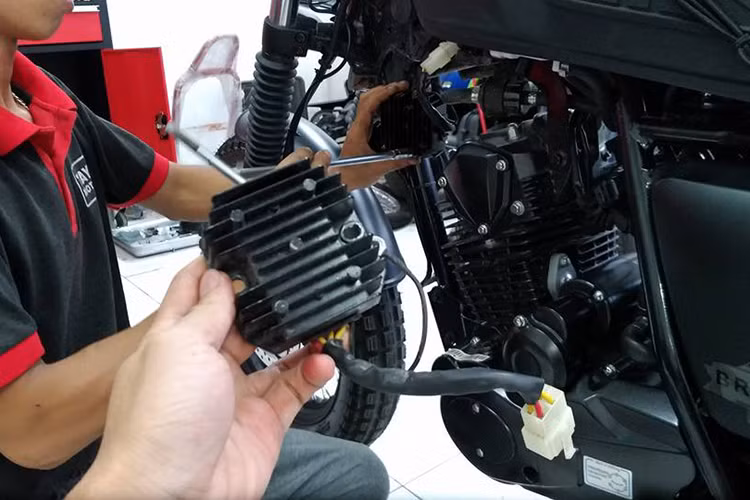 Đầu tiên có thể kể đến lỗi đơn giản nhất chính là việc nhiều mẫu xe Brixton có bình ắc quy bị phồng, bung nắp... khiến xe khó khởi động. Loại ắc quy trang bị cho xe cũng thuộc loại không có tên tuổi. Ngoài ra, củ sạc của xe bị phản ánh có dòng điện chưa ổn định, chập chờn không vào điện.