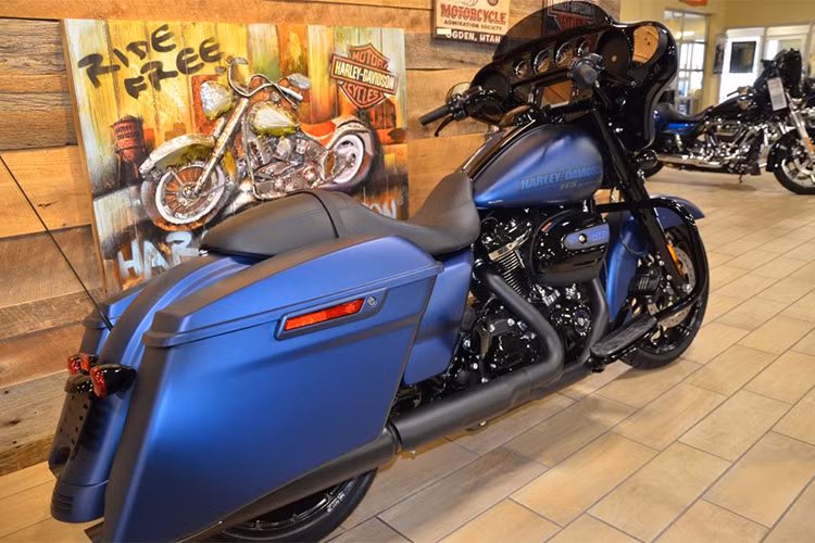 Về tổng thể xe vẫn được giữ nguyên, tuy nhiên một số chi tiết trên Street Glide Special 2018 được thay đổi nhằm tạo sự khác biệt so với phiên bản thường. Xe vẫn sở hữu chiều dài 2.460 mm, trục cơ sở 1.630 mm và chiều cao yên chỉ 690 mm trọng lượng ướt lên tới gần 394 kg.