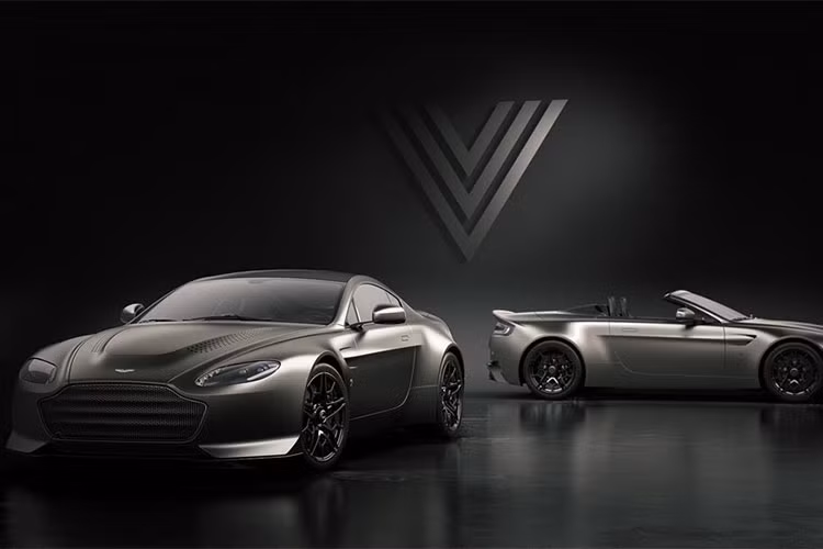 Ở phía sau, Aston Martin V12 Vantage V600 có bộ khuếch tán khí động học được làm hoàn toàn bằng sợi carbon. Bên cạnh đó, bộ vành nhôm đúc đa chấu kép đặc biệt được thiết kế dành riêng cho mẫu xe này.