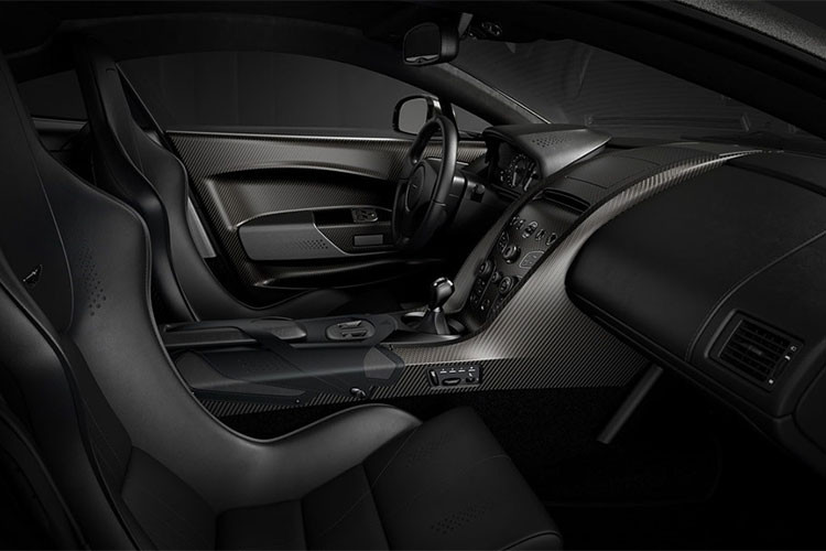 Bên trong ca-bin, nội thất của V12 Vantage V600 là nơi thể hiện sự đặc biệt với các vật liệu như sợi carbon và nhôm mạ. Bộ ghế ngồi được làm theo kiểu thể thao, bệ trung tâm và bệ cửa hoàn toàn bằng sợi carbon, bảng đồng hồ đặc biệt.