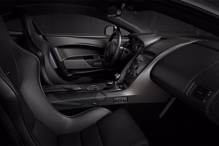 Bên trong ca-bin, nội thất của V12 Vantage V600 là nơi thể hiện sự đặc biệt với các vật liệu như sợi carbon và nhôm mạ. Bộ ghế ngồi được làm theo kiểu thể thao, bệ trung tâm và bệ cửa hoàn toàn bằng sợi carbon, bảng đồng hồ đặc biệt.