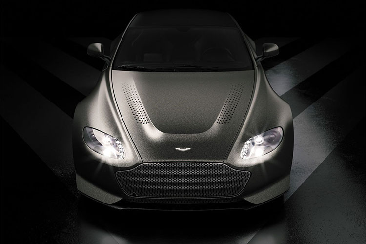 Hãng xe Aston Martin trang bị cho V12 Vantage V600 khối động cơ nạp khí tự nhiên V12 6.0 lít, sản sinh công suất 600 mã lực, kết hợp với hộp số tay 7 cấp. Là dòng xe kỉ niệm nên Aston Martin V12 Vantage V600 cũng được sản suất với số lượng giới hạn - 14 chiếc, bao gồm 7 phiên bản coupe và 7 mẫu mui trần.