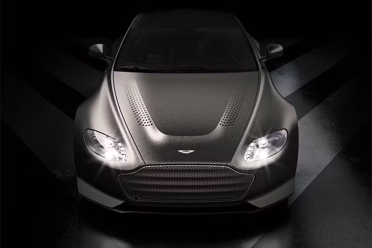 Hãng xe Aston Martin trang bị cho V12 Vantage V600 khối động cơ nạp khí tự nhiên V12 6.0 lít, sản sinh công suất 600 mã lực, kết hợp với hộp số tay 7 cấp. Là dòng xe kỉ niệm nên Aston Martin V12 Vantage V600 cũng được sản suất với số lượng giới hạn - 14 chiếc, bao gồm 7 phiên bản coupe và 7 mẫu mui trần.