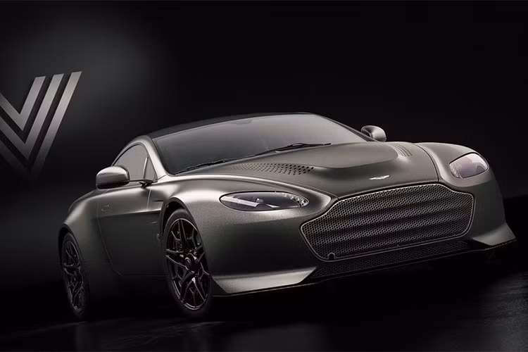 Được tạo ra từ nền tảng của V12 Vantage tiêu chuẩn, bộ phận Q by Aston Martin phát triển khá nhiều chi tiết độc đáo dành riêng cho mẫu Aston Martin V12 Vantage V600 này. Cụ thể, toàn bộ ngoại thất của V600 được làm từ sợi carbon. Tản nhiệt dạng lưới kín và nắp ca-pô sở hữu 2 dải lỗ tròn để làm mát cho động cơ.