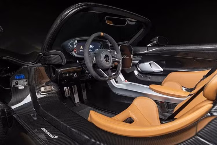 Đặc biệt hơn, chiếc siêu xe triệu đô McLaren Elva của Minh Nhựa còn có điểm nhấn qua nét vẽ của 1 họa sĩ khá nổi tiếng trong nước. Với sự trở lại của Minh Nhựa, Hoàng Kim Khánh sẽ không còn cô đơn trên hành trình mua sắm xe hypercar để làm truyền thông.