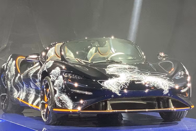 Ngoài thiết kế ấn tượng nhất trong các dòng xe McLaren được sản xuất, siêu phẩm Elva vẫn được trang bị khối động cơ V8, tăng áp kép, dung tích 4.0 lít tương tự như các siêu xe McLaren 720S, McLaren 720S Spider và cả siêu phẩm hypercar McLaren Senna của Hoàng Kim Khánh.