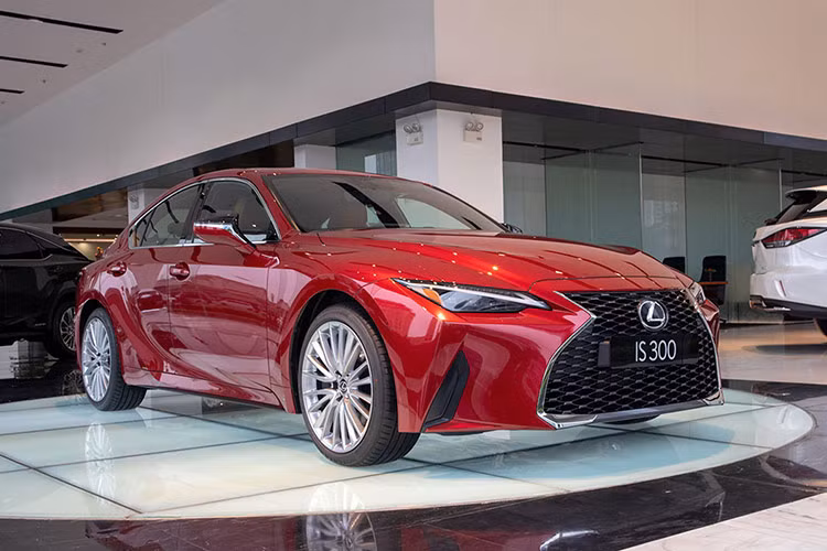 Sedan hang sang Lexus IS bat ngo bi 