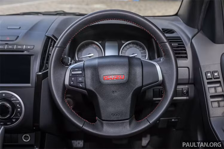 Các trang bị tiêu chuẩn khác cũng được giữ nguyên bao gồm đèn pha với đèn chạy ban ngày LED, đèn hậu LED, bộ la-zăng hợp kim 18-inch màu xám, khóa cửa không chìa, nút bấm khởi động, điều khiển điều hòa tự động một vùng, vô lăng đa năng, cảm ứng đi lùi, một hệ thống định vị DVD với màn hình cảm ứng 8-inch và 8 loa.