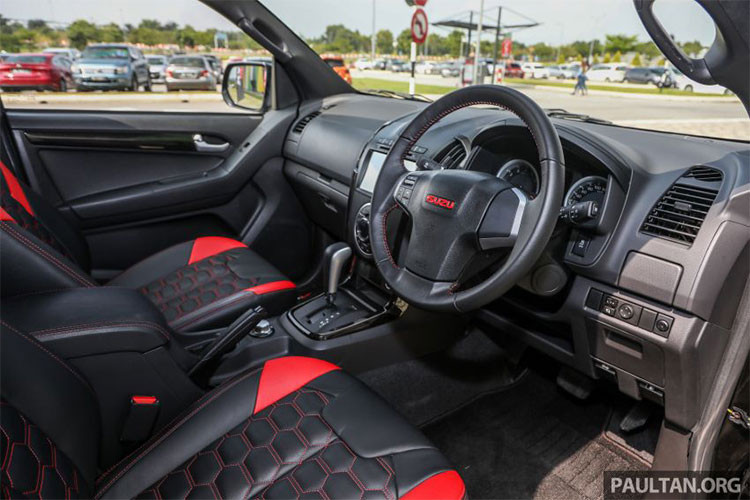 Bên trong nội thất, X-Series có ghế bọc da đệm lông họa tiết tổ ong, thảm trải sàn đặc biệt, đèn sàn màu đỏ, tấm nẹp bậc cửa phát sáng, một camera 360 độ và đầu đọc thẻ Touch ‘n Go tích hợp trong để thay thế hệ thống SmartTAG của tài xế. Phần còn lại không thay đổi so với trước.