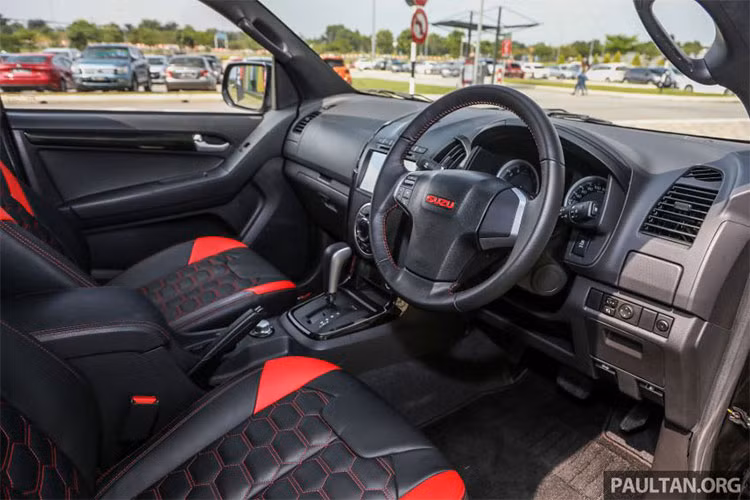 Bên trong nội thất, X-Series có ghế bọc da đệm lông họa tiết tổ ong, thảm trải sàn đặc biệt, đèn sàn màu đỏ, tấm nẹp bậc cửa phát sáng, một camera 360 độ và đầu đọc thẻ Touch ‘n Go tích hợp trong để thay thế hệ thống SmartTAG của tài xế. Phần còn lại không thay đổi so với trước.