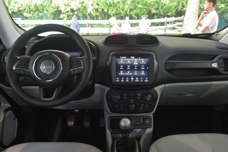 Trái ngược với ngoại thất, nội thất của Jeep Renegade 2019 không được làm mới về thiết kế. Điều này không có gì bất ngờ vì ở phiên bản 2018, Jeep Renegade đã được hãng xe này nâng cấp về nội thất.