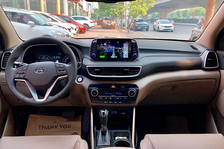 Ngoài thiết kế ngoại thất cải tiến, Hyundai Tucson 2019 còn được bổ sung nội thất mới mẻ với màn hình của hệ thống thông tin giải trí nằm độc lập trên mặt táp-lô thay vì tích hợp vào cụm điều khiển trung tâm. Cửa gió điều hòa bên dưới màn hình thông tin giải trí 7 inch tương thích Apple CarPlay và Android Auto tiêu chuẩn. 