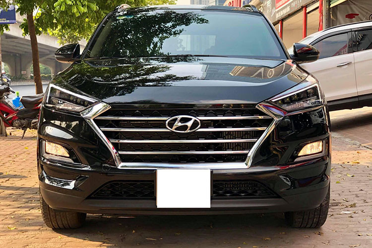 Ngoài ra, hãng xe ôtô Hyundai cũng đã bổ sung lưới tản nhiệt hình thang cải tiến với những đường viền sắc sảo hơn phiên bản cũ cho Tucson 2019. Bên cạnh đó, lưới tản nhiệt còn đi kèm 4 thanh ngang thay vì 3 như trước. Cụm đèn pha cũng mang thiết kế góc cạnh hơn và đi kèm dải đèn LED định vị ban ngày.