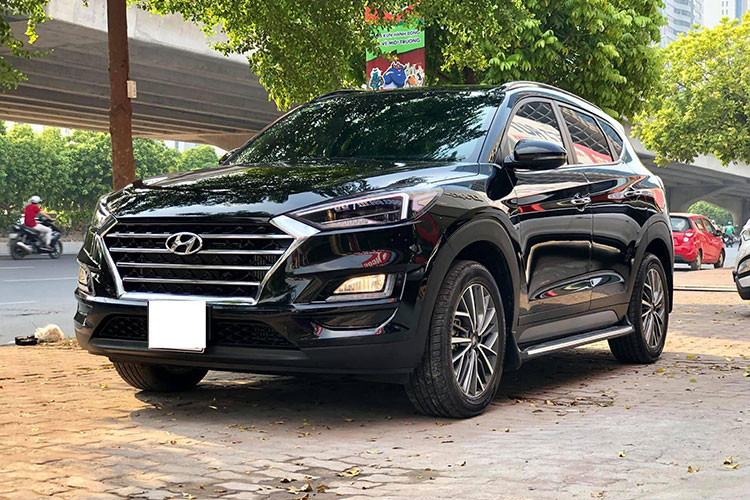 Giá xe Hyundai Tucson 2019 máy dầu lên đến 940 triệu đồng, gần tiệm cận với Hyundai SantaFe máy xăng bản tiêu chuẩn. Đây cũng là mẫu xe duy nhất trong phân khúc Crossover 5 chỗ có lựa chọn động cơ dầu Diesel. Cùng một danh sách trang bị nhưng giá bán Tucson 2019 phiên bản máy dầu cao hơn phiên bản máy xăng 2.0 đặc biệt đến 63 triệu đồng.