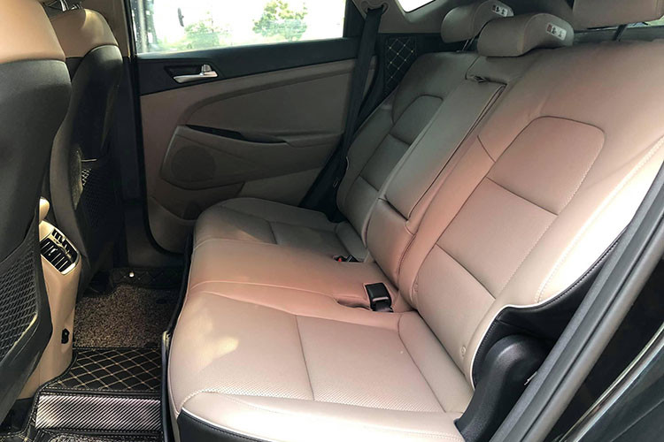 Thay đổi đáng giá nhất trên Hyundai Tucson máy dầu còn nằm ở hộp số, nó được nâng cấp từ loại 6 cấp số lên loại 8 cấp hoàn toàn mới. Điều này giúp xe tiết kiệm nhiên liệu hơn, đồng thời còn giúp người lái cảm nhận được độ êm ái và mượt mà hơn so với phiên bản trước đó. Phiên bản máy dầu cũng được trang bị hệ thống Drive Mode với 3 chế độ Eco, Normal, Sport mang đến những trải nghiệm khác nhau.