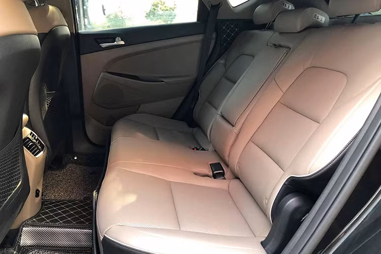 Thay đổi đáng giá nhất trên Hyundai Tucson máy dầu còn nằm ở hộp số, nó được nâng cấp từ loại 6 cấp số lên loại 8 cấp hoàn toàn mới. Điều này giúp xe tiết kiệm nhiên liệu hơn, đồng thời còn giúp người lái cảm nhận được độ êm ái và mượt mà hơn so với phiên bản trước đó. Phiên bản máy dầu cũng được trang bị hệ thống Drive Mode với 3 chế độ Eco, Normal, Sport mang đến những trải nghiệm khác nhau.